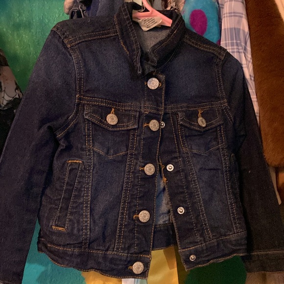 Jean jacket it a navy blue color and all the buttons are there and 2 pockets - Picture 1 of 3